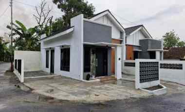 dijual rumah utara pasar godean 2 menit