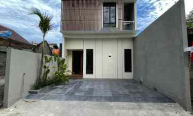 Rumah Modern Minimalis 2 Lantai dekat Stadion Maguwoharjo Sleman