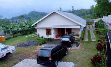 Rumah Asri dan Kandang Ayam Luas di Pujon Malang dekat Santera