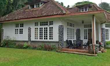 Villa Murah Strategis Pinggir Jalan Raya Puncak Cisarua Bogor