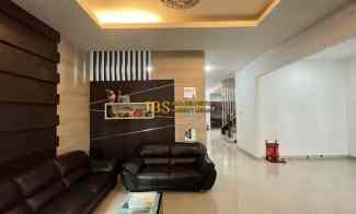 dijual villa komplek helios villas