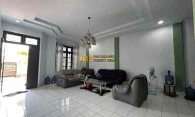 dijual villa komplek taman polonia