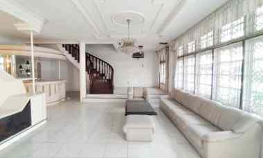 dijual villa komplek taman putri hijau