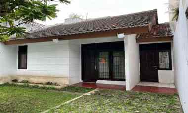 Rumah Klasik Tropis 2 Kamar Tidur 2 Kamar Mandi di Antapani Bandung