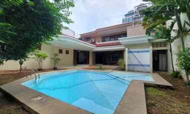 Rumah Bagus Semi Furnished dengan Kolam Renang Disewakan di Menteng