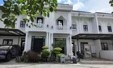 Hunian 2 Lantai Konsep Timur Tengah