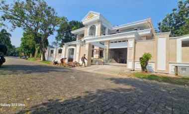 Jual Rumah Mewah dalam Kawasan Tepi Danau di Bogor