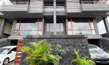 Langka Rumah 3 Lantai Pejaten, Ada Taman Private Lift