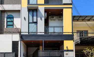 Rumah Dijual di RAYA MANYAR TIRTOMOYO