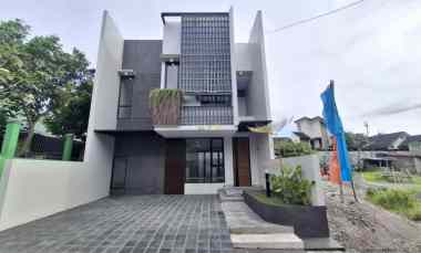 Rumah 2 Lantai, Siap Huni, 10 menit ke Kampus Upn Jogja