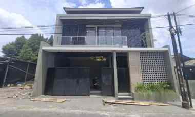 Rumah Baru, 2 Lantai, 8 menit Bandara Adi Sucipto