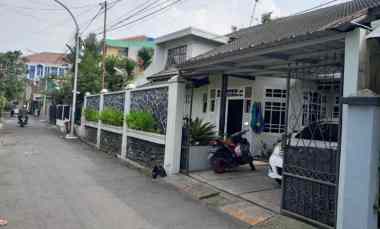 Rumah Besar dalam Perumahan Sekelimus Soekarno Hatta