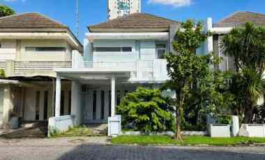 Rumah Buckingham, Royal Residence Strategis Carport