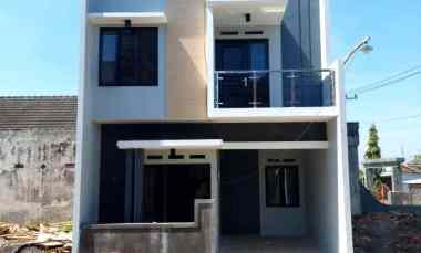gambar rumah cantik 2 lantai di karangploso dekat mall dinoyo