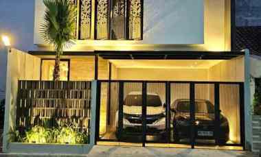 rumah cantik 2 lantai full furnished dekat maguwoharjo