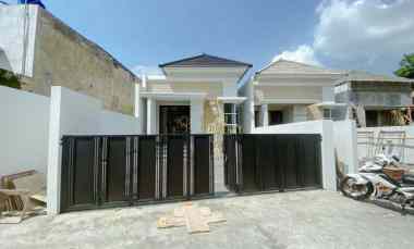 Rumah Cantik Modern, 3 menit dari Jalan Raya Tajem