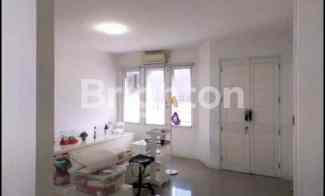 Rumah Cantik Nginden, Row Jalan 3 Mobil