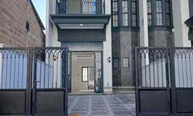 Rumah Classic Bergaya Eropa Modern di Kalimulya, Depok