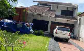 rumah daerah tenggilis lantai 2 carport dan taman