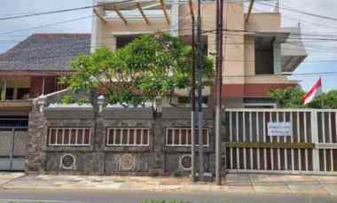 Rumah Kontemporer di Pinggir Jalan Duren Sawit