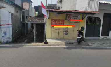 Rumah Main Road Joyosuran, Pasar Kliwon, Solo