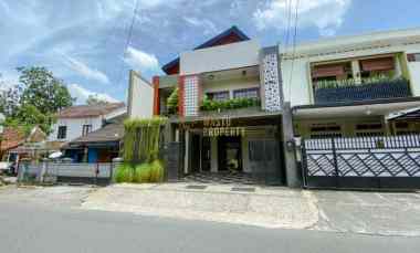 Rumah Mewah 3lantai Harga Miring di Maguwoharjo