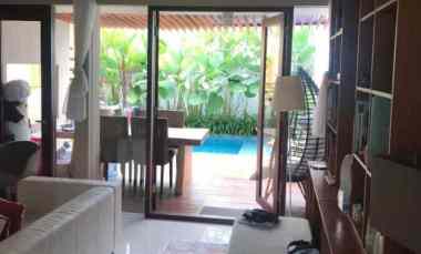 Rumah Mewah Ada Kolam Renang di Clover Hills Residence