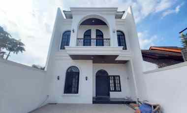 Rumah Mewah Desain Klasik Modern di Utara Maguwoharjo
