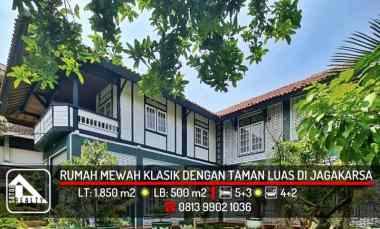 Rumah Mewah Klasik dengan Taman Luas di Jagakarsa