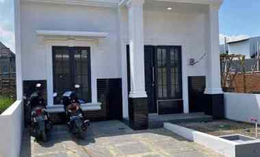 Rumah Model American Klasik di Karangploso