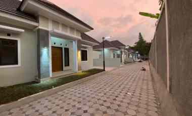 rumah modern 100 meter dari jalan utama jogja solo