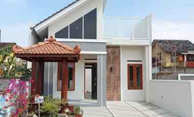 Rumah Modern dengan Rooftop dalam Perumahan di Sleman