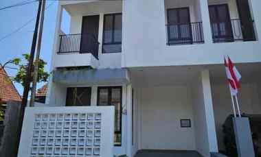 Rumah Modern Minimalis Lokasi Perumahan Cakalang