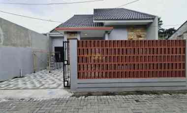 Rumah Modern Tipe Besar dekat Stadion Maguwoharjo