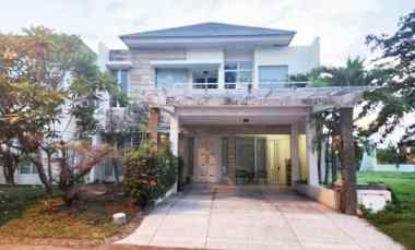 Rumah Palm Beach Pakuwon City, Strategis