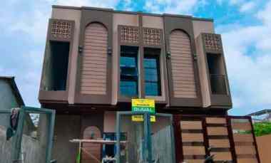 Rumah Pinggir Jalan Raya
