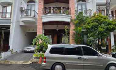 Rumah Secondary dalam Townhouse di Pondok Bambu