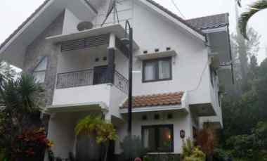 Villa Besar dan Luas Ada Kolam Renang di Kota Batu